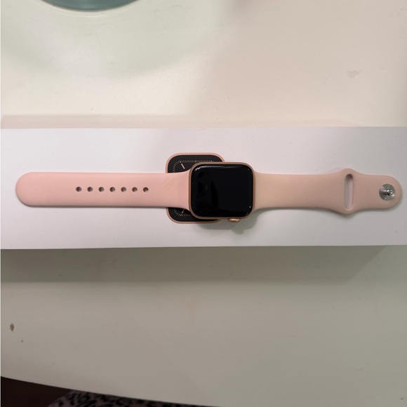 Series 5 Gold Aluminum Case 40mm Apple Watch - Picture 2 of 5